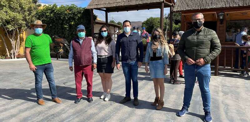 El alcalde Héctor Suárez y el concejal Jonay López con los propietarios del parque temático/TA